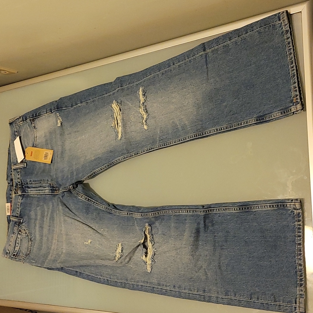 These Levi's 527's have plenty of style.  They are 38 x 30
